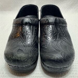Dansko Professional Black
Tooled Leather Women's Clogs size 38 (7.5)